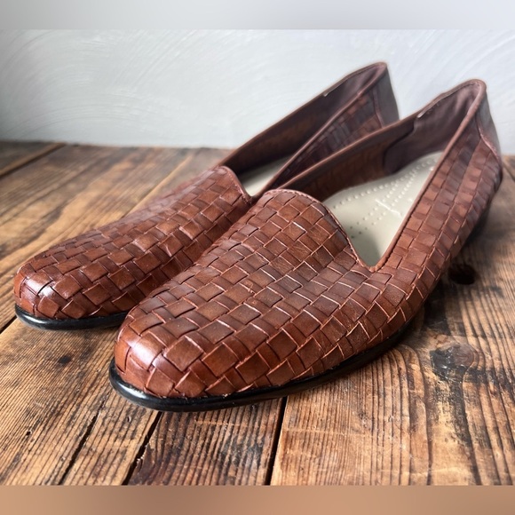 Trotters "Liz" Weaved Leather Slip-on Loafers in Brown - Picture 2 of 6